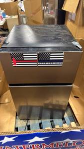 lot 7 image: Compact Refrigerator with Freezer Compartment Black (turns on but doesnt cool) - Retail $0