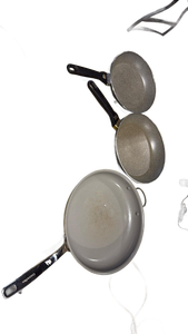 lot 20 image: Cookware Lot 3 Pans with Handles Gray and White (used) - Retail $0