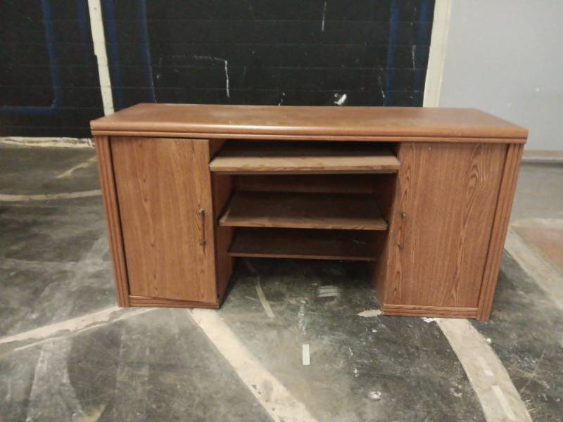 lot 1260 image: Oak Wood Desk with Shelving and Cabinet Storage