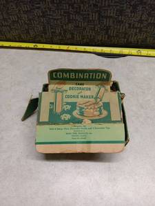 lot 1304 image: Krag Steel Products Combination Cake Decorator