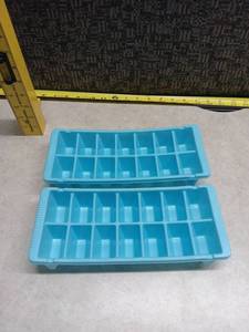 lot 1325 image: Plastic Ice Cube Tray Set 2-Pack (14-Compartment)