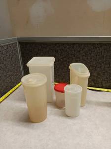 lot 1345 image: Plastic Food Storage Containers with Lids (Lot of 5)