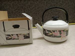 lot 1358 image: Fujiware America Porcelain Enamel Teakettle w Floral Design