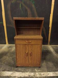 lot 5024 image: Oak Wood Cabinet w Upper Shelving & Lower Doors