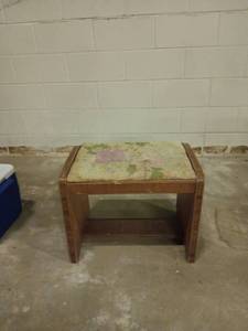 lot 5029 image: Vintage Upholstered Bench w Floral Fabric & Wood Frame