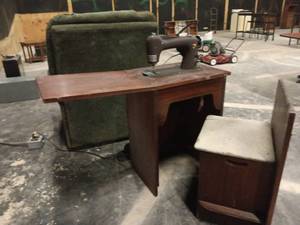 lot 5036 image: Vintage Treadle Sewing Machine w Wood Desk