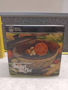 lot 1418 image: Anchor Hocking Harvest Amber Basket Buffet 1-1.5 Qt. Casserole with Cover