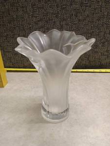 lot 1432 image: teleflora gift Frosted Flower Vase 8 inches