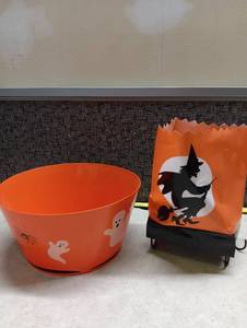 lot 1448 image: 7 qt. Bowl Halloween Orange LFH092 with Halloween Light