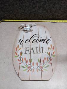 lot 1451 image: Welcome Fall Wood Plank Sign with Leaf Decoration