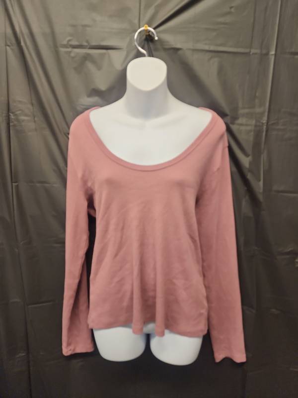 lot 71262 image: Womans Slim Fit Pink Long Sleeve Scoop Neck Top (Size XL) - Retail $15