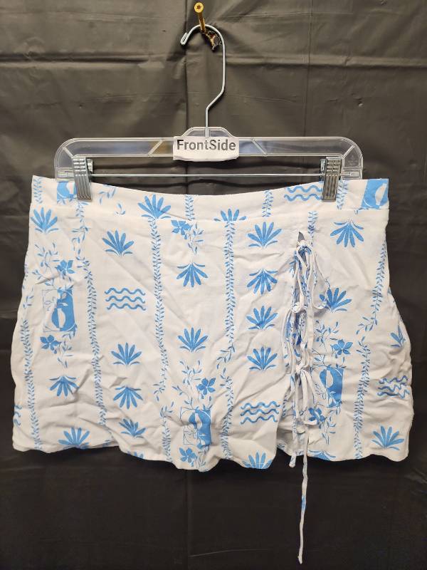 lot 71319 image: Wild Fable, Blue and White Floral Print Skort (Size M) - Retail $15