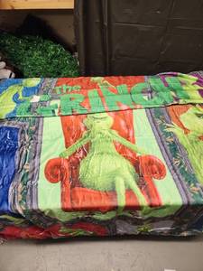 lot 70994 image: The Grinch Fleece Throw Blanket (50inx60in) - Retail $25