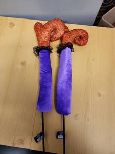 lot 71031 image: Stick in Gound Witch Leggs 2Pc - Retail $6