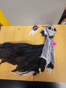 lot 71053 image: Light up Hanging Ghoul - Retail $6