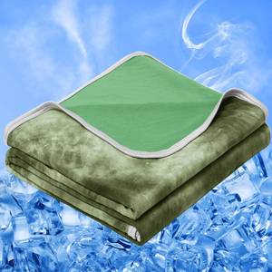 lot 13229 image: Inhand Cooling Blanket Twin 60x80 Dark Green
