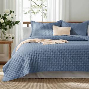 lot 5492 image: Bedsure King Size Quilt Bedspread, Mineral Blue