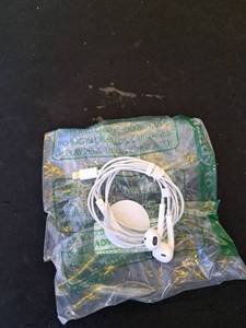 lot 6092 image: Apple EarPods with Lightning Connector