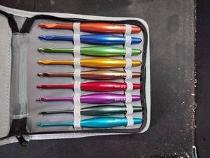 lot 13461 image: Crochet Hook Set 9-Piece Metallic Colored w Carrying Case