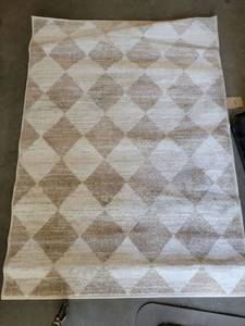 lot 19547 image: Diamond Pattern Area Rug Beige and White (65x47)