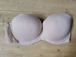 lot 20250 image: Underwire Strapless Bra 34C Padded