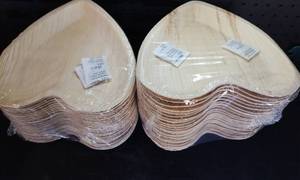 lot 13650 image: Bamboo Leaf-Shaped Disposable Plates (Qty. 2 Packs) 50 Plates Total