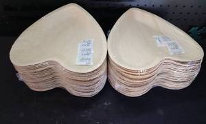 lot 13654 image: Disposable Leaf-Shaped Food Service Plates 50 Count