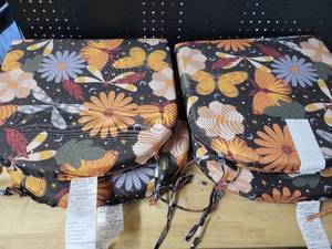lot 19715 image: Floral Butterfly Print Seat Cushion Pads with Ties 100% Polyurethane Foam 17inx16in