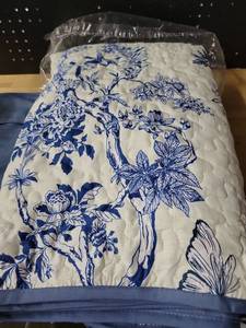 lot 19743 image: Wargo Bedding Blue and White Floral Quilted Comforter (FullQueen Size)