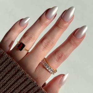 lot 18347 image: Glamnetic Press On Nails Short Almond Glossy 30pc