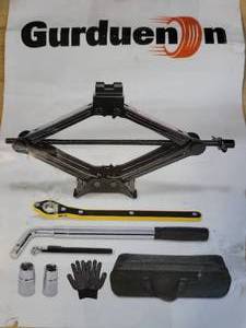 lot 20286 image: Gurduenan Car Jack Scissor Lift 2 Ton with Accessories Kit (Missing Yellow Wrench)