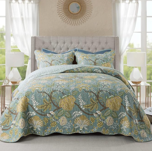 lot 1657 image: King size bed comforter with flowers blue
