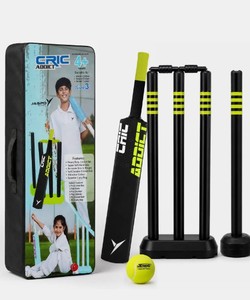 lot 1636 image: Jaspo Badminton Rackets 4-Pack with Shuttlecock