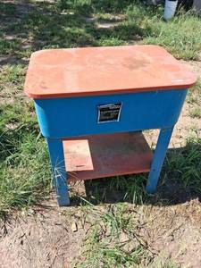 lot 17 image: Industrial Parts Washer with Red Lid and Blue Base 20 gallon