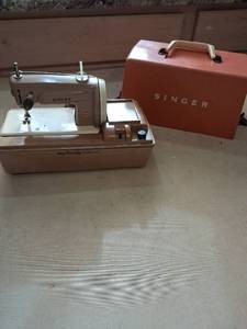 lot 26 image: Singer Sewhandy Electric Sewing Machine with Case