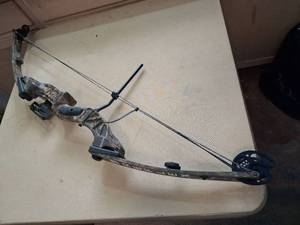Compound Bow with Draw Weight 40-52 lbs and Hunting Accessories