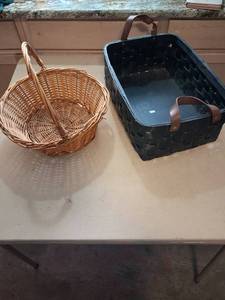 lot 38 image: Smith & Hawken Woven Basket with Brown Leather Handles