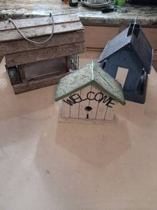 lot 46 image: 3 outside bird houses