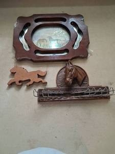 lot 73 image: Horse-themed Wall Plaque Set with Inlay and Decorative Accessories
