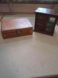 lot 77 image: Jewelry Box with Lift-Top and Pullout Drawers