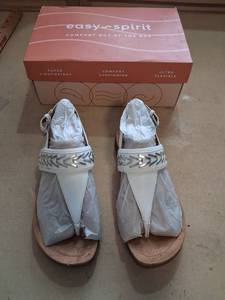 lot 78 image: Easy Spirit Comfort Cushioning Womens Sandals White Size 6