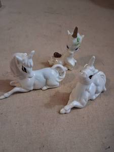 lot 87 image: Lot of 4 White Unicorn Figurines with Brown Horns