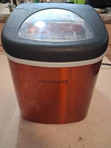 lot 97 image: Frigidaire Portable Ice Maker