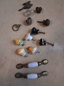 lot 104 image: Lot of 20 Decorative Door Knobs Handles Pulls Ceramic Metal Hardware