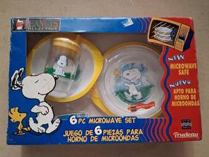 lot 115 image: Trudeau Peanuts Collection 6 PC Microwave Safe Dinnerware Set