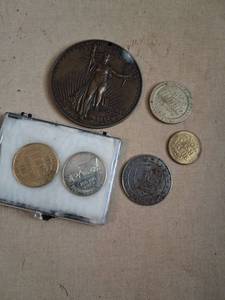 lot 143 image: Lot of 8 Coins Including US Twenty Dollar and British Commemorative Coins