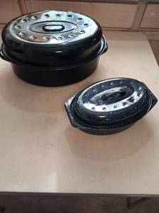 lot 147 image: Lot of 4 Speckled Black Enamel Cookware Roasting Pans with Lids