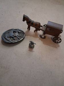 lot 167 image: Horse and Cart Figurines with Oval Medallion Lot 3 Pieces