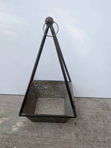lot 1501 image: Hanging Metal Basket&nbsp
