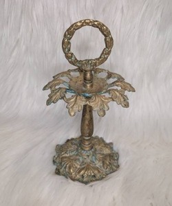 lot 2524 image: Vintage Decorative Cast Metal Ornament Stand